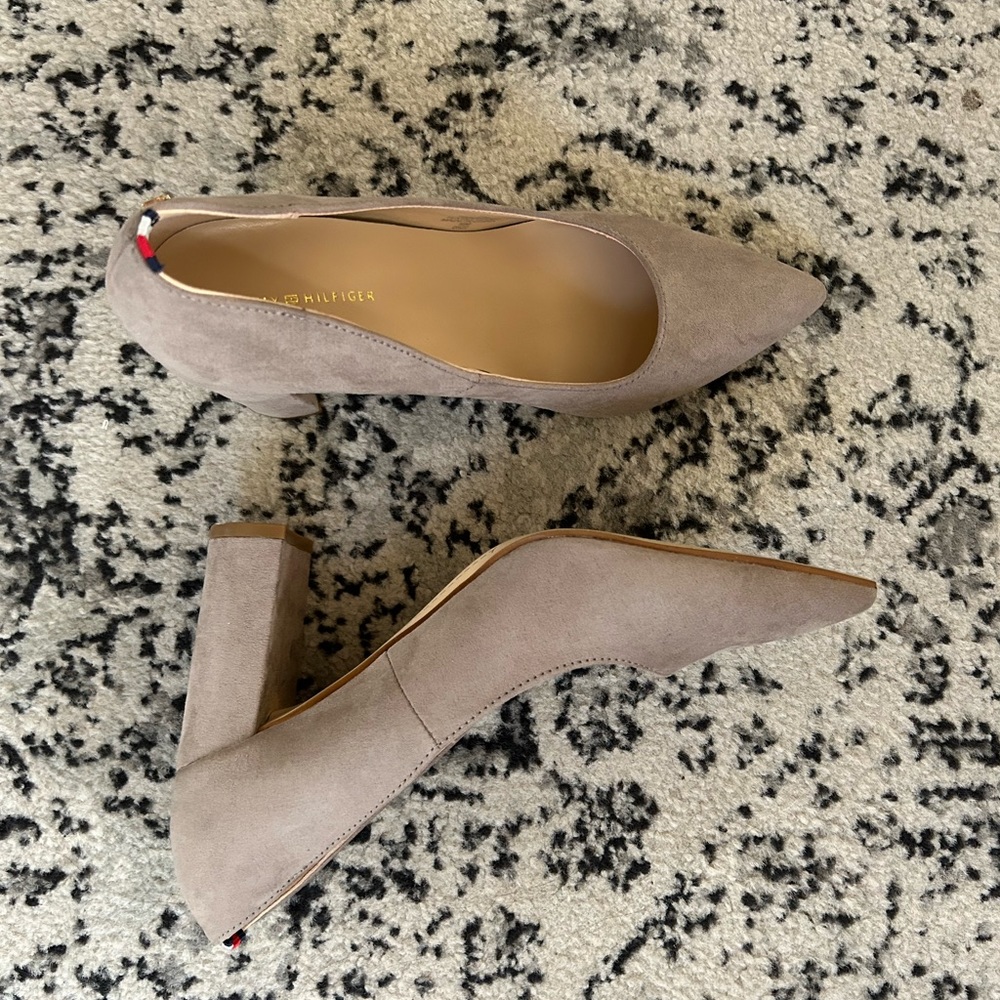 NEW, never been worn taupe pumps!! Perfect for the business gal. Size 7